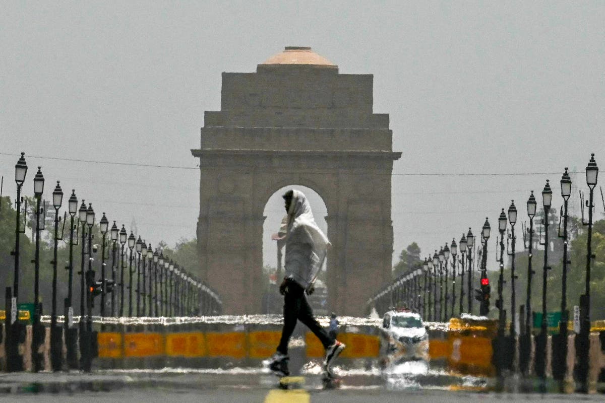 India sees over hundred deaths and 40,000 cases of suspected heatstrokes