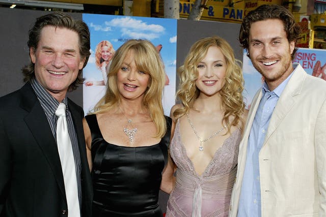 <p>Actor Kurt Russell, his partner, actress Goldie Hawn, and her children, actress Kate Hudson and actor Oliver Hudson, attend the film premiere of the romantic comedy “Raising Helen” on 26 May, 2004 </p>