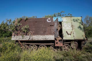 A Ukrainian serviceman of the 22nd Separate Mechanised Brigade goes into a Russian T-62 Soviet main battle. The worlds ‘God is with us’ are written on the side