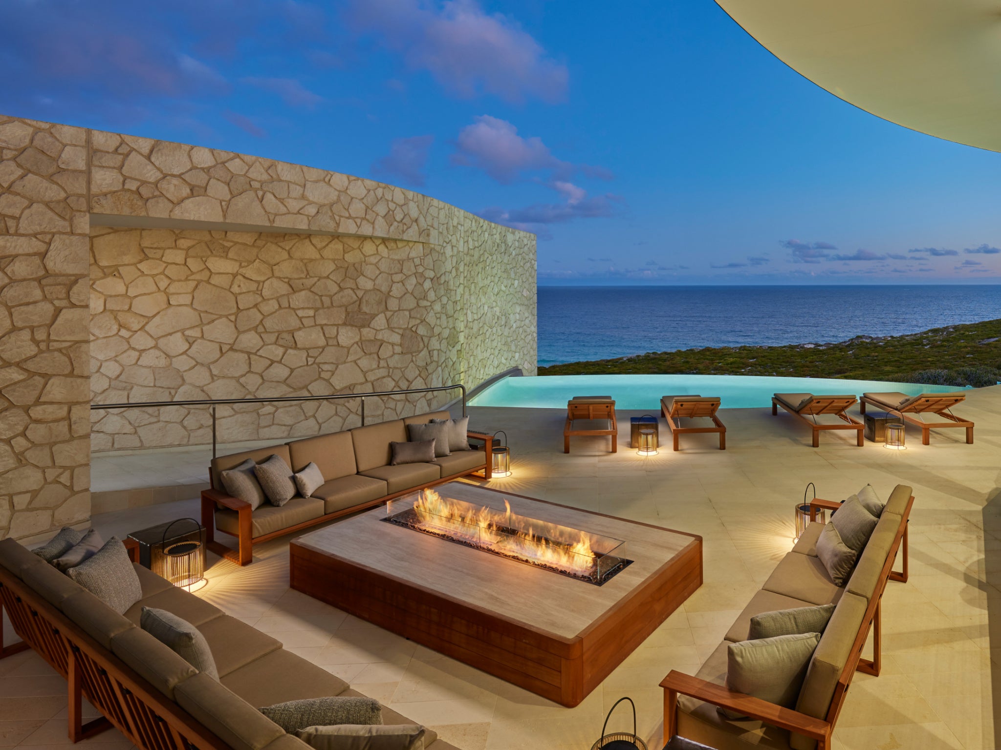 Southern Island Lodge has a luxurious pool lounge overlooking the ocean