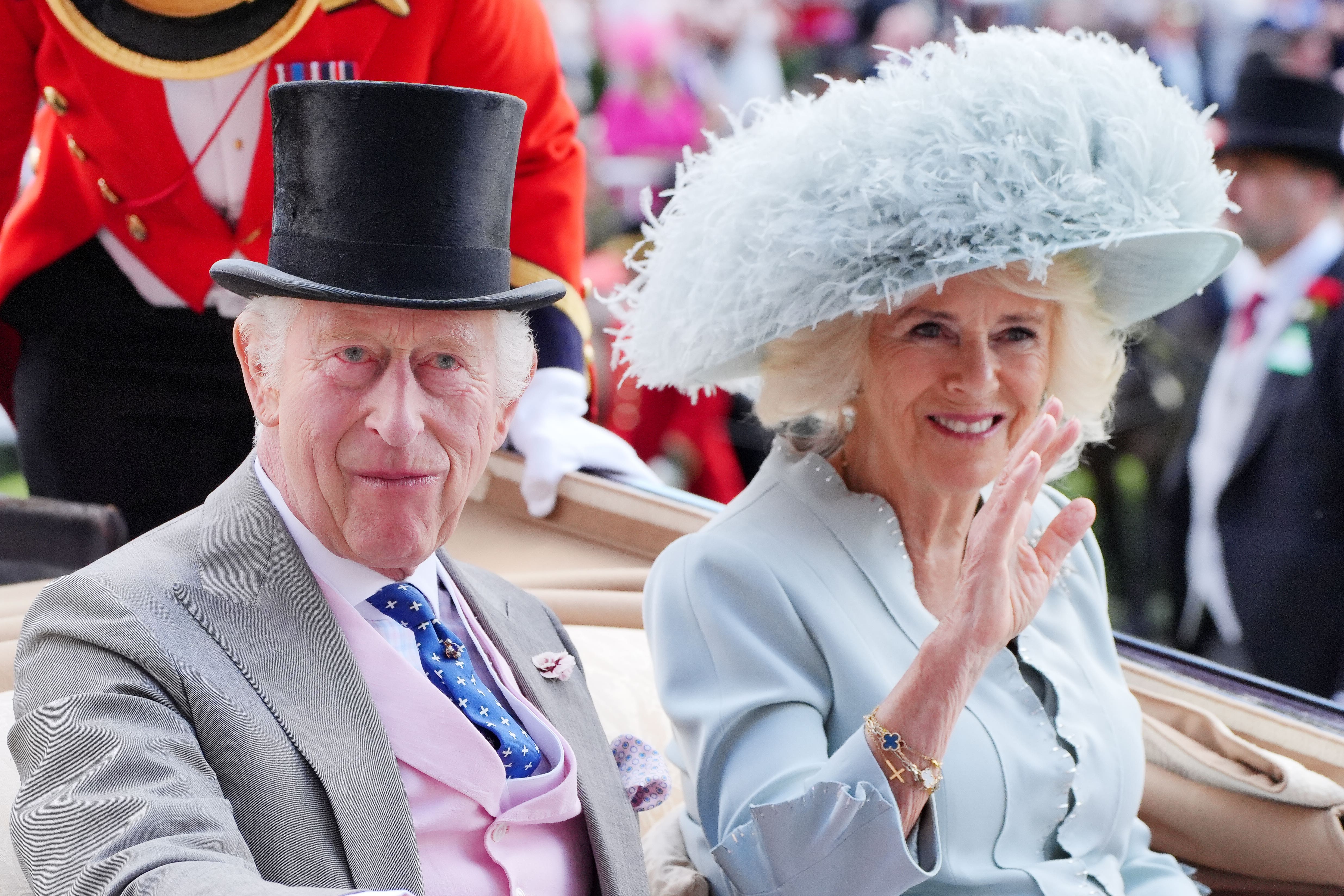 O Rei e a Rainha chegam em uma carruagem no quarto dia do Royal Ascot (PA).