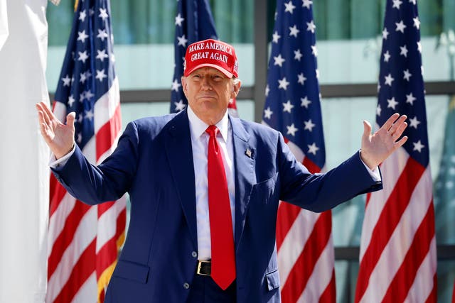 <p>El expresidente Donald J. Trump expresó su interés en conceder a los estudiantes internacionales las tarjetas de residencia permanente (Green Card) durante una entrevista en un pódcast esta semana </p>