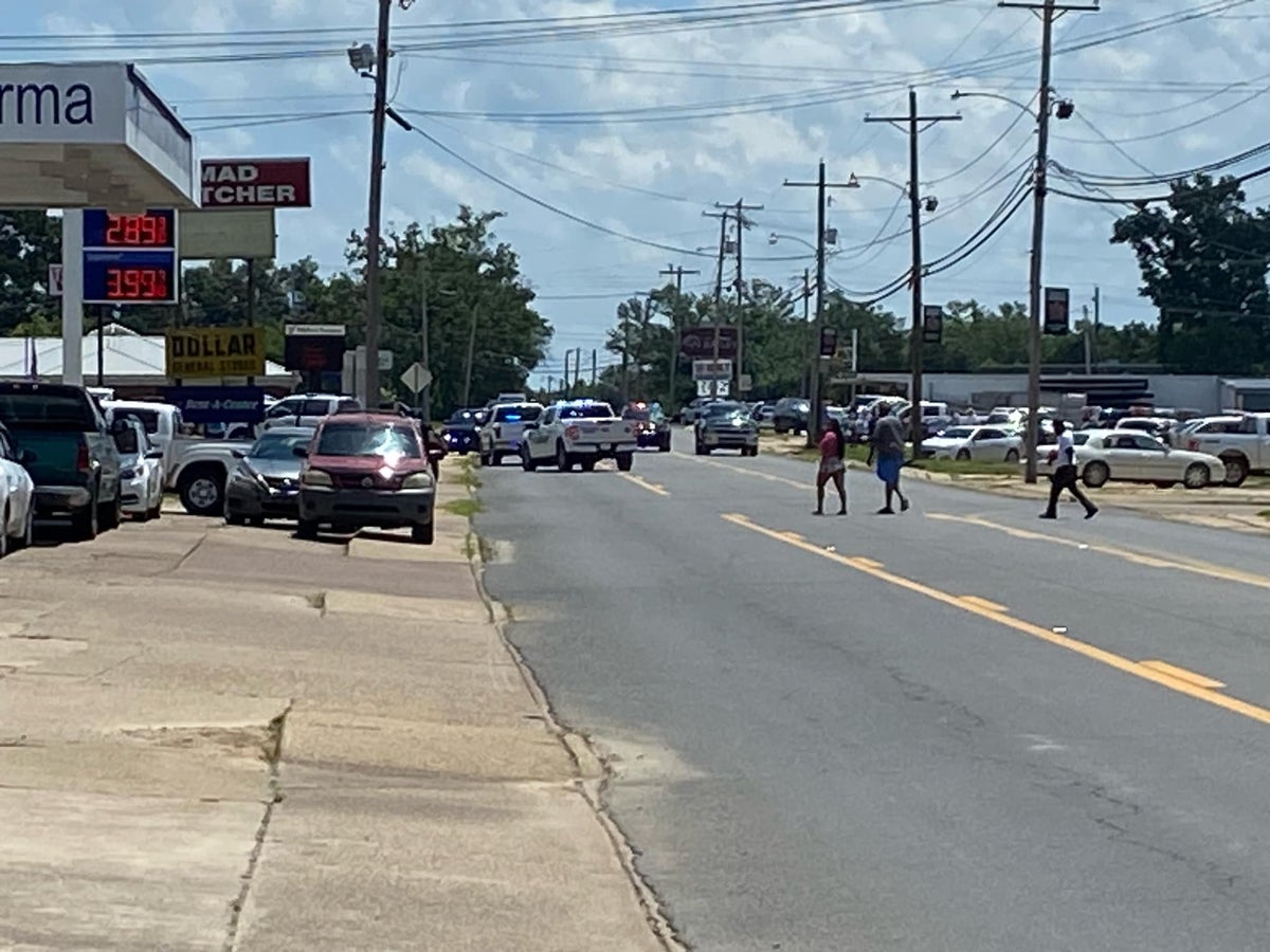 Two killed and several hurt in shooting at Fordyce, Arkansas grocery store: Live updates