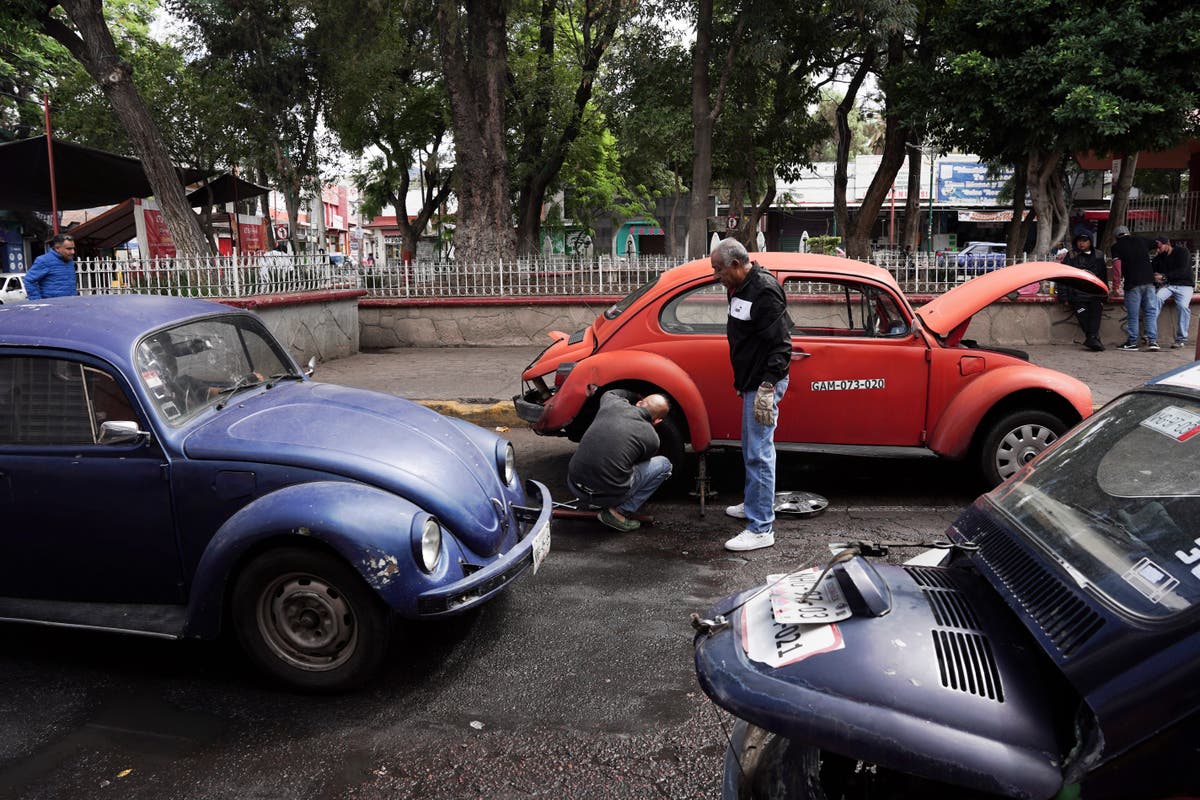 A Mexico City neighborhood keeps the iconic Volkswagen Beetle alive