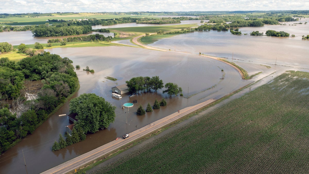 Sweltering temperatures persist across the US, while floodwaters inundate the Midwest