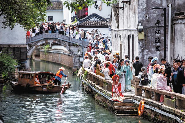 <p>Tourists flock to the Pingjiang block neighbourhood in Suzhou during the May Day holiday </p>