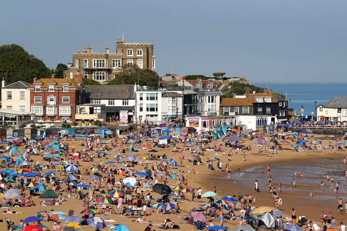 Heatwave offers ‘welcome boost’ for UK hospitality sector after drizzly spring