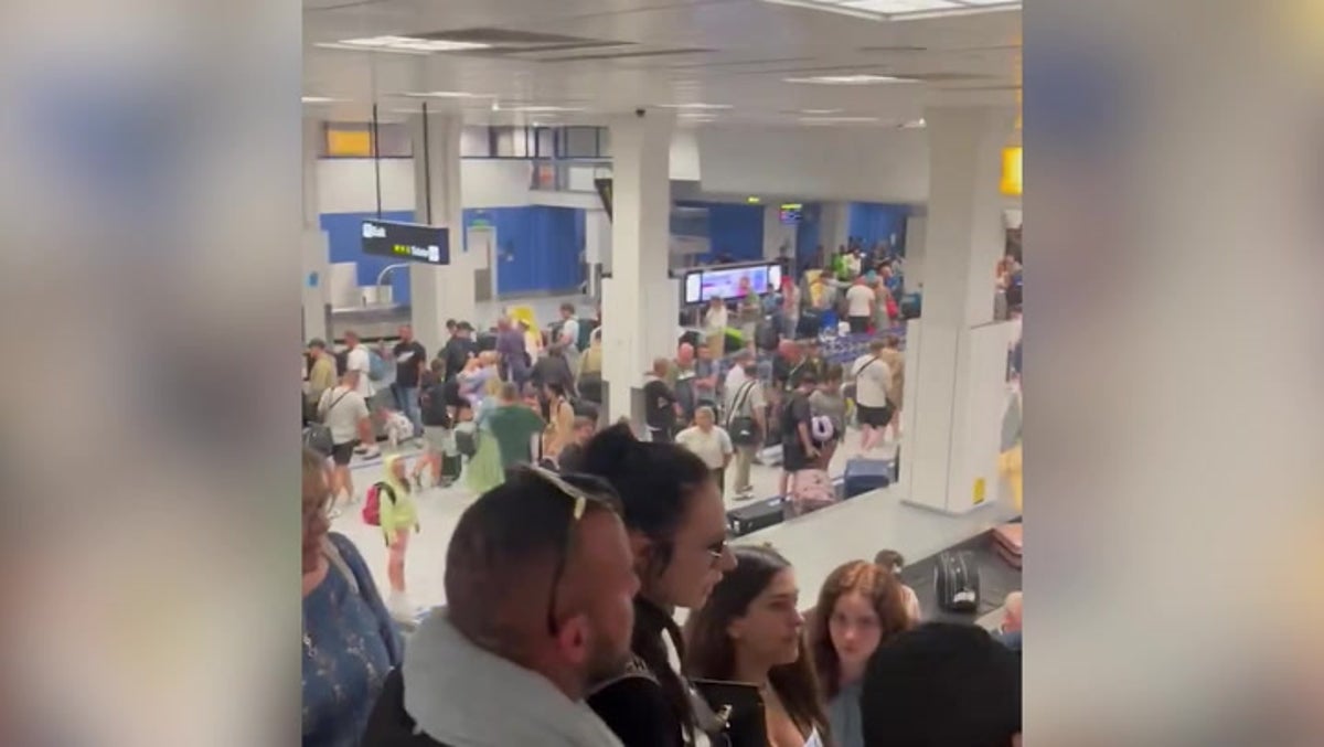 Large crowds at Manchester airport baggage claim after major power cut