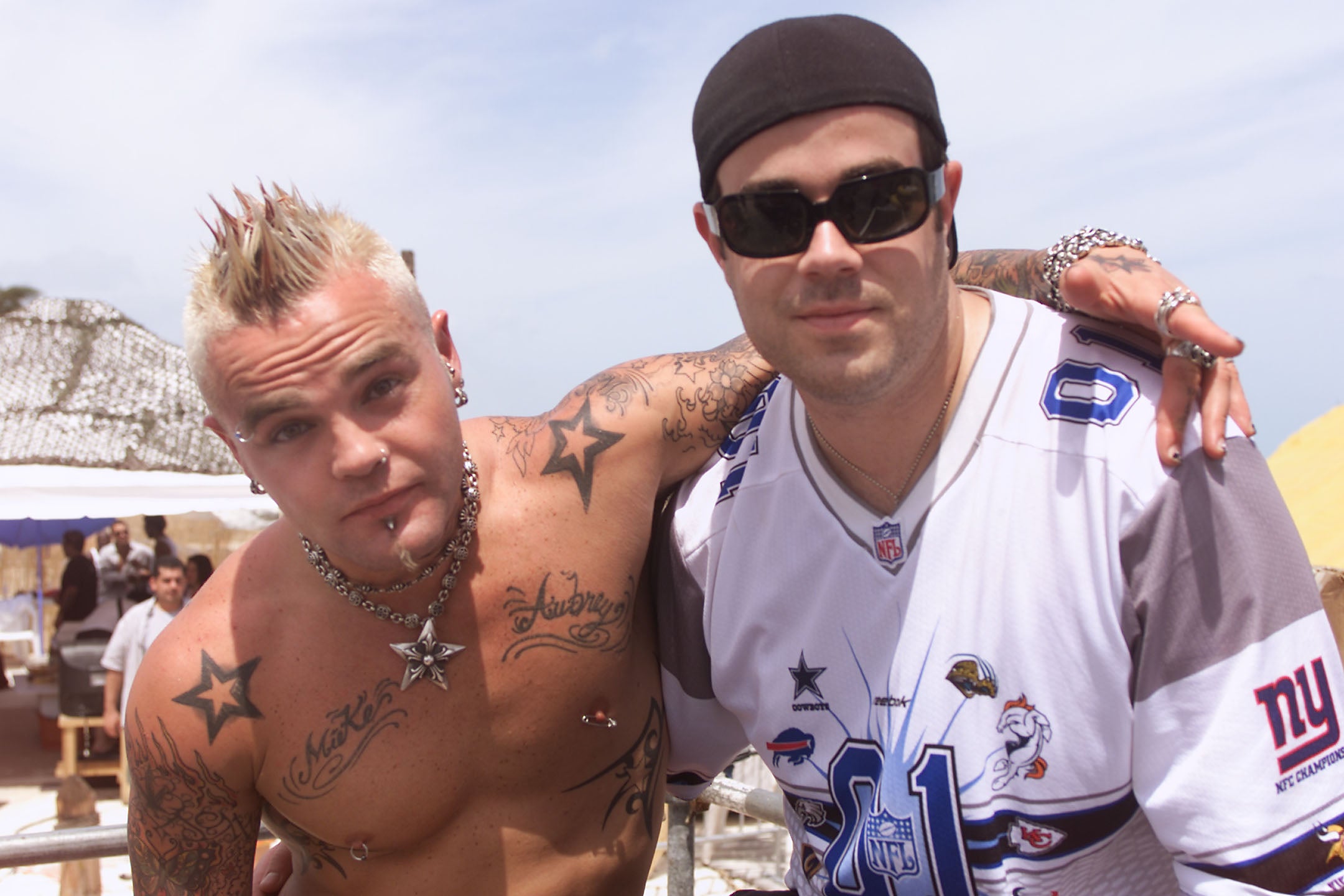 Binzer with TRL host Carson Daly backstage during MTV's Spring Break 2001