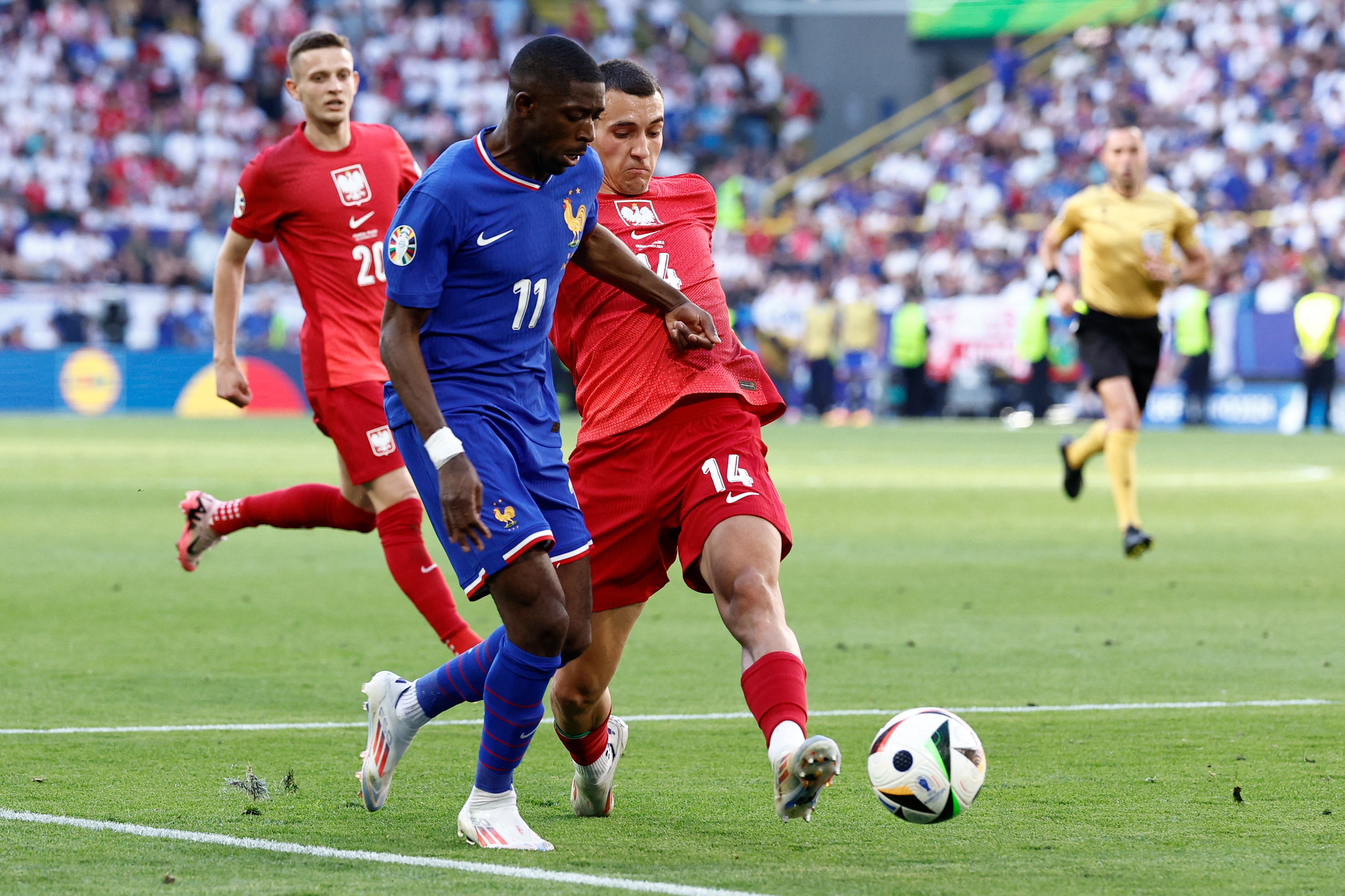 Jakub Kiwior takes out Ousmane Dembele affording France a penalty.