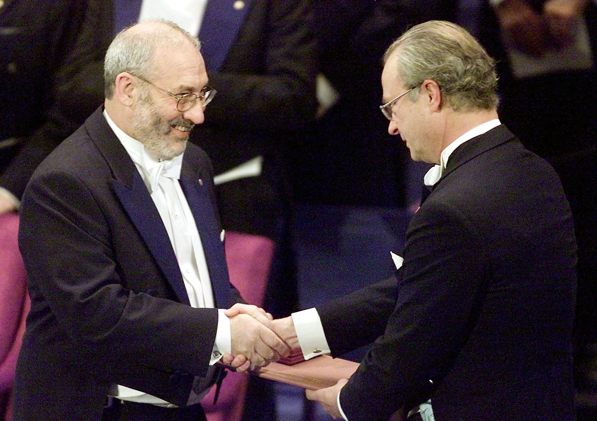 Stiglitz (L) from the US receives the Nobel Prize for Economics from the King of Sweden in 2001