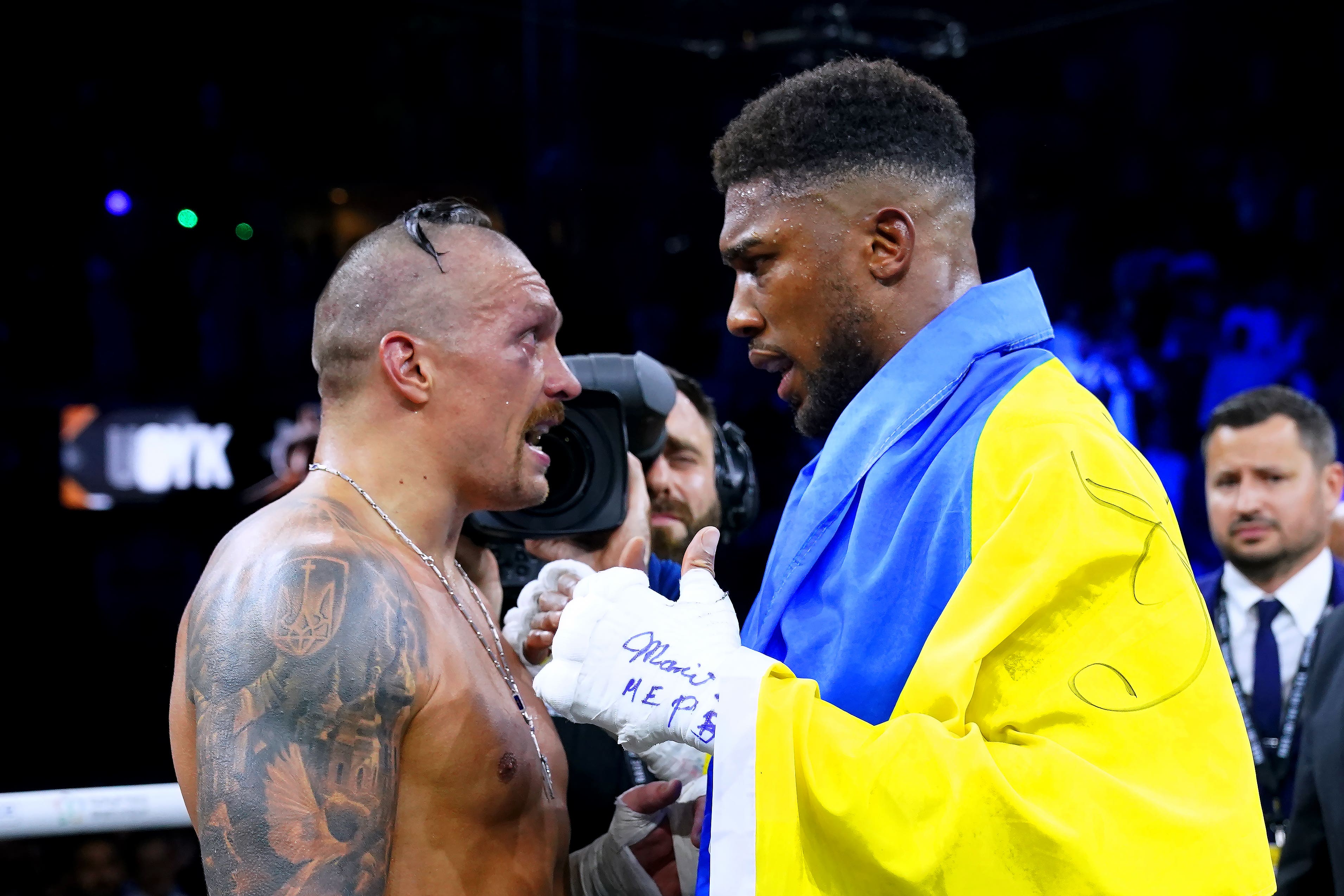 Anthony Joshua (a destra) parla con Oleksandr Usyk dopo aver perso contro di lui per la seconda volta