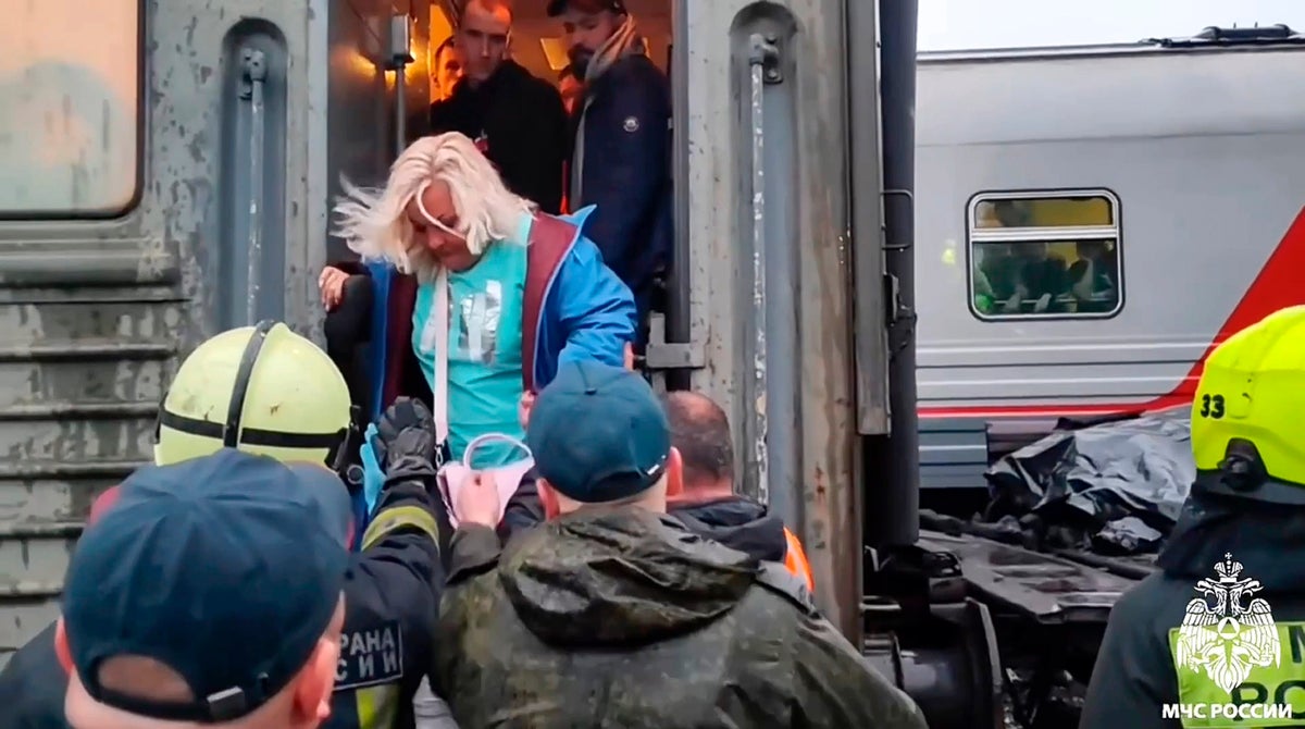 Rescuers pull injured passengers from train after derailment in northern Russia