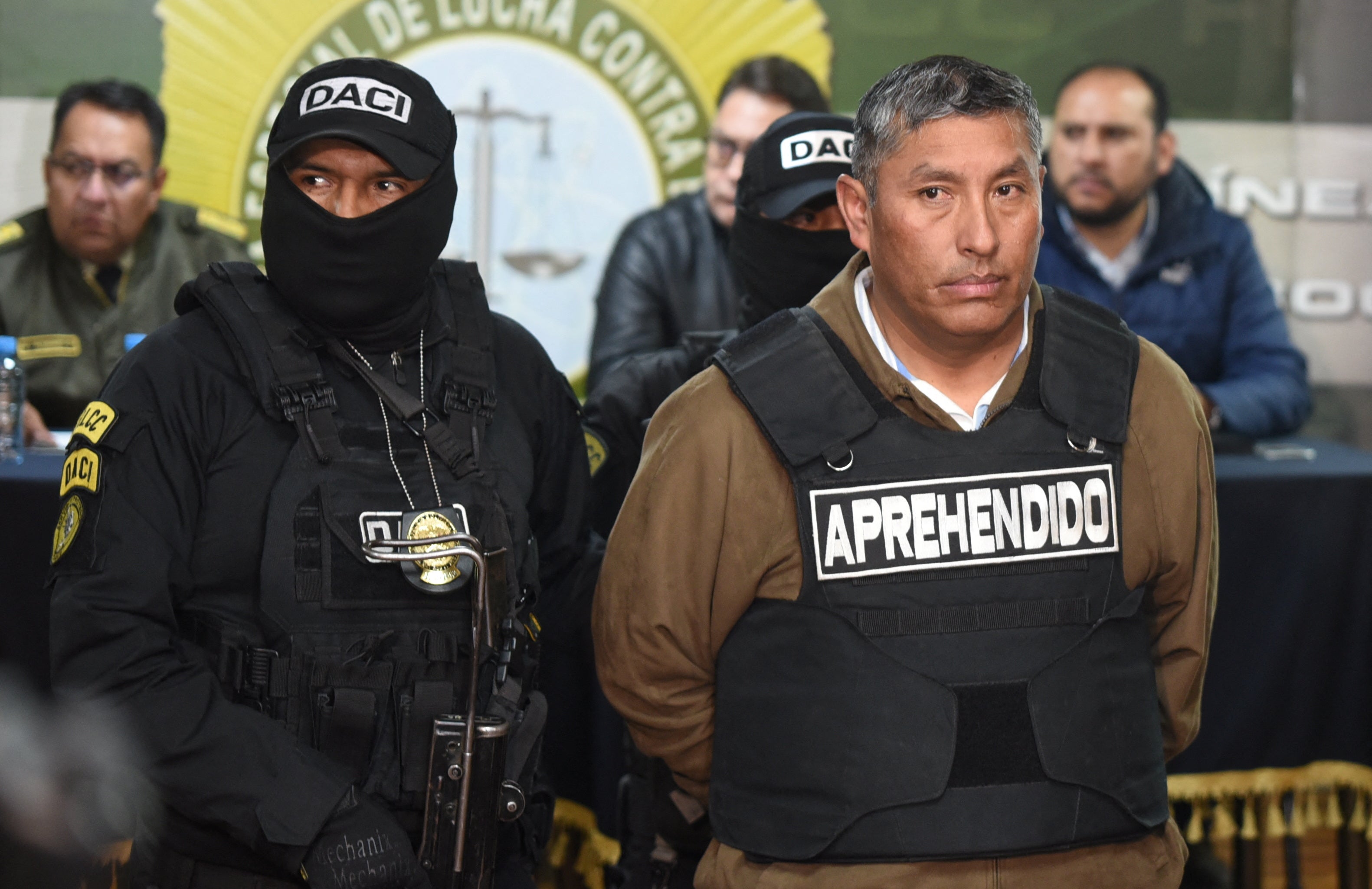 O vice-almirante boliviano Juan Arnes Salvador desfilou após sua prisão pelas autoridades sob a acusação de tentativa de golpe em La Paz