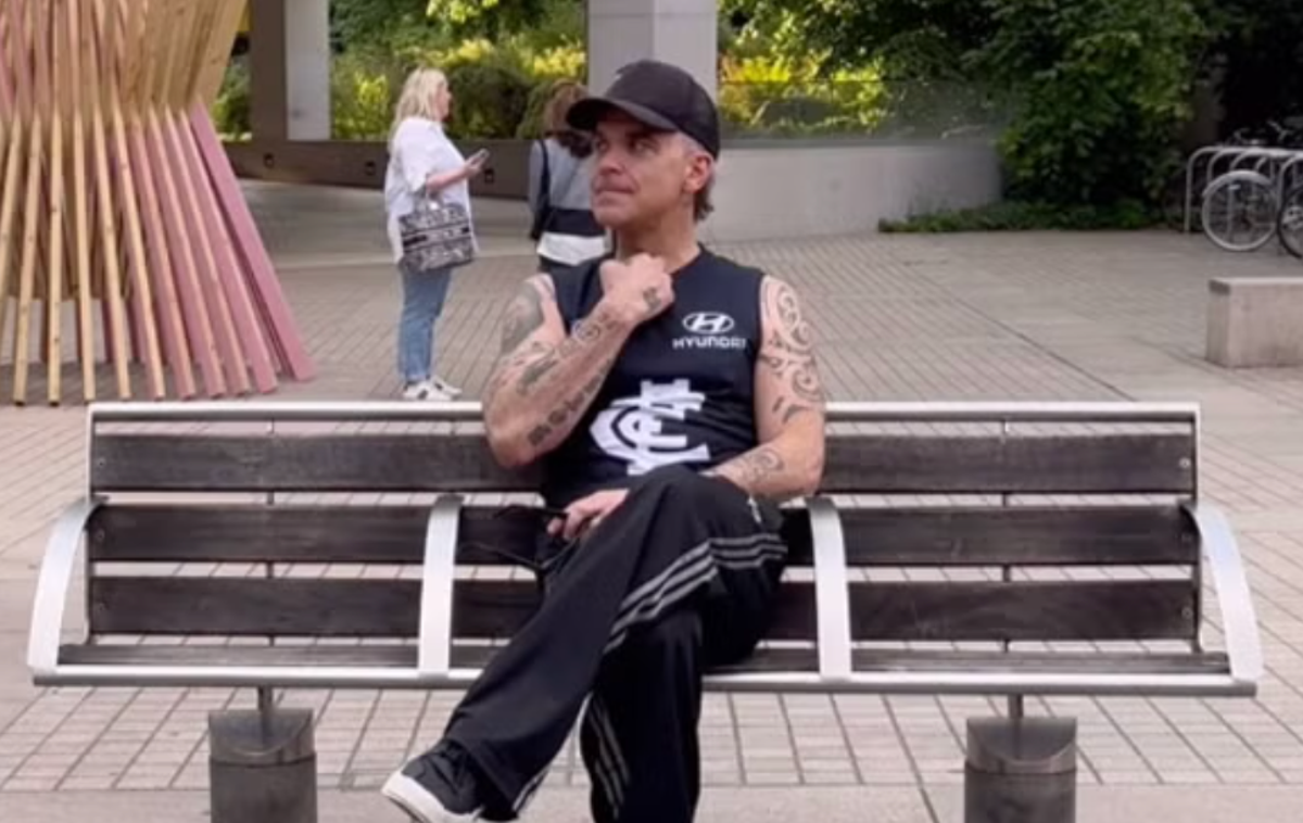 &lsquo;Wasn&rsquo;t like this in the Nineties&rsquo; : Robbie Williams begs for someone to recognise him in hilarious video