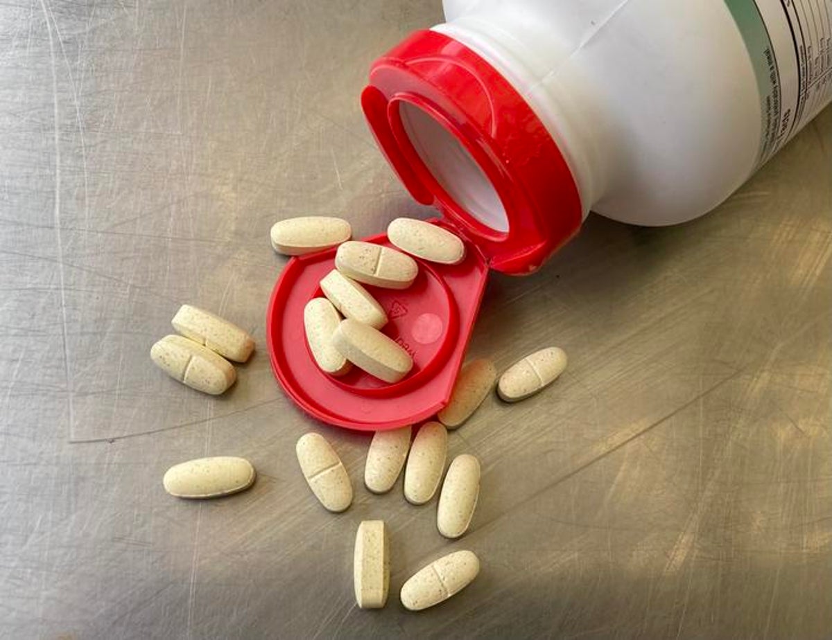 Popping multivitamins may not actually help people live longer, study finds