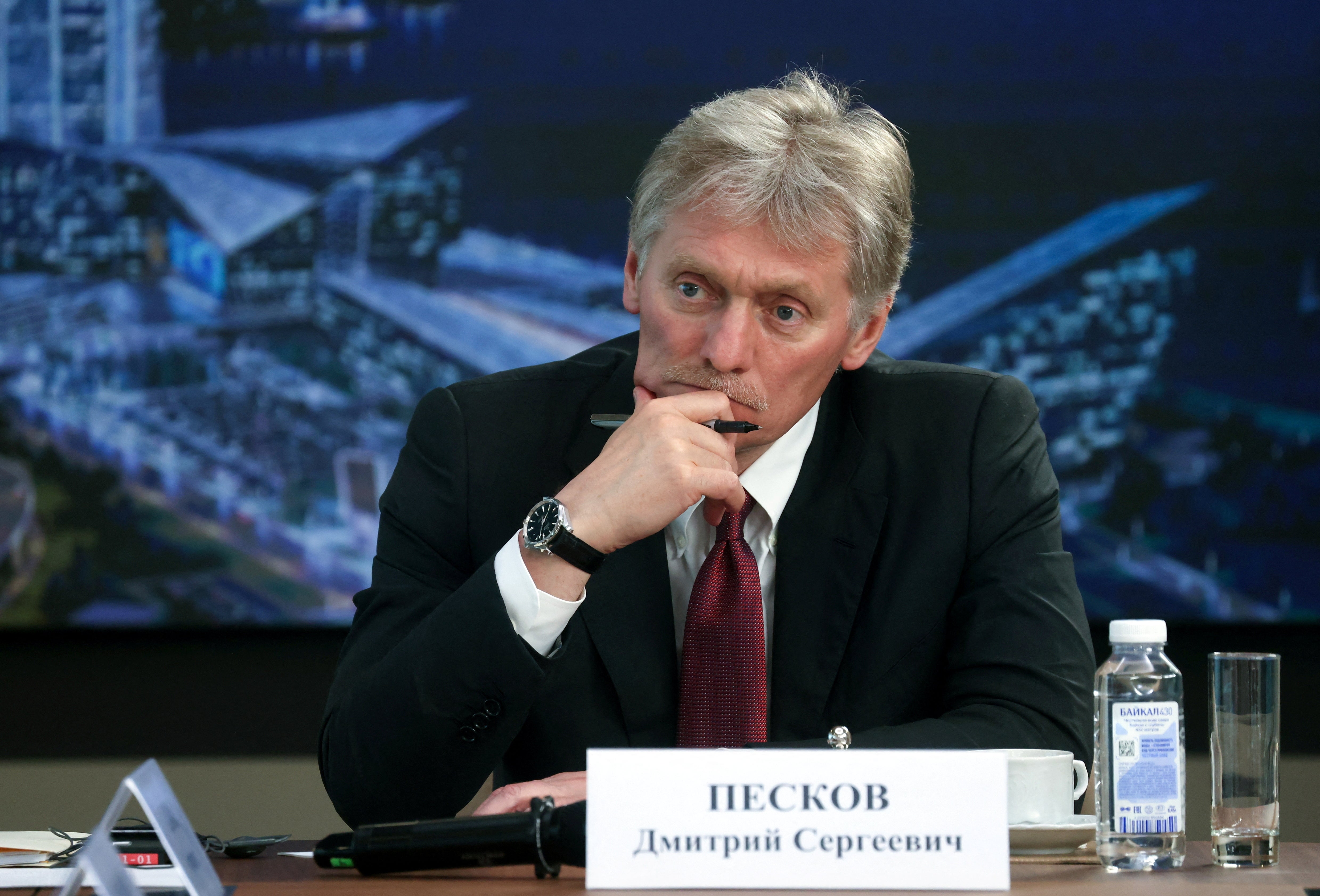 O porta-voz do Kremlin, Dmitry Peskov, fala aos repórteres no início deste ano