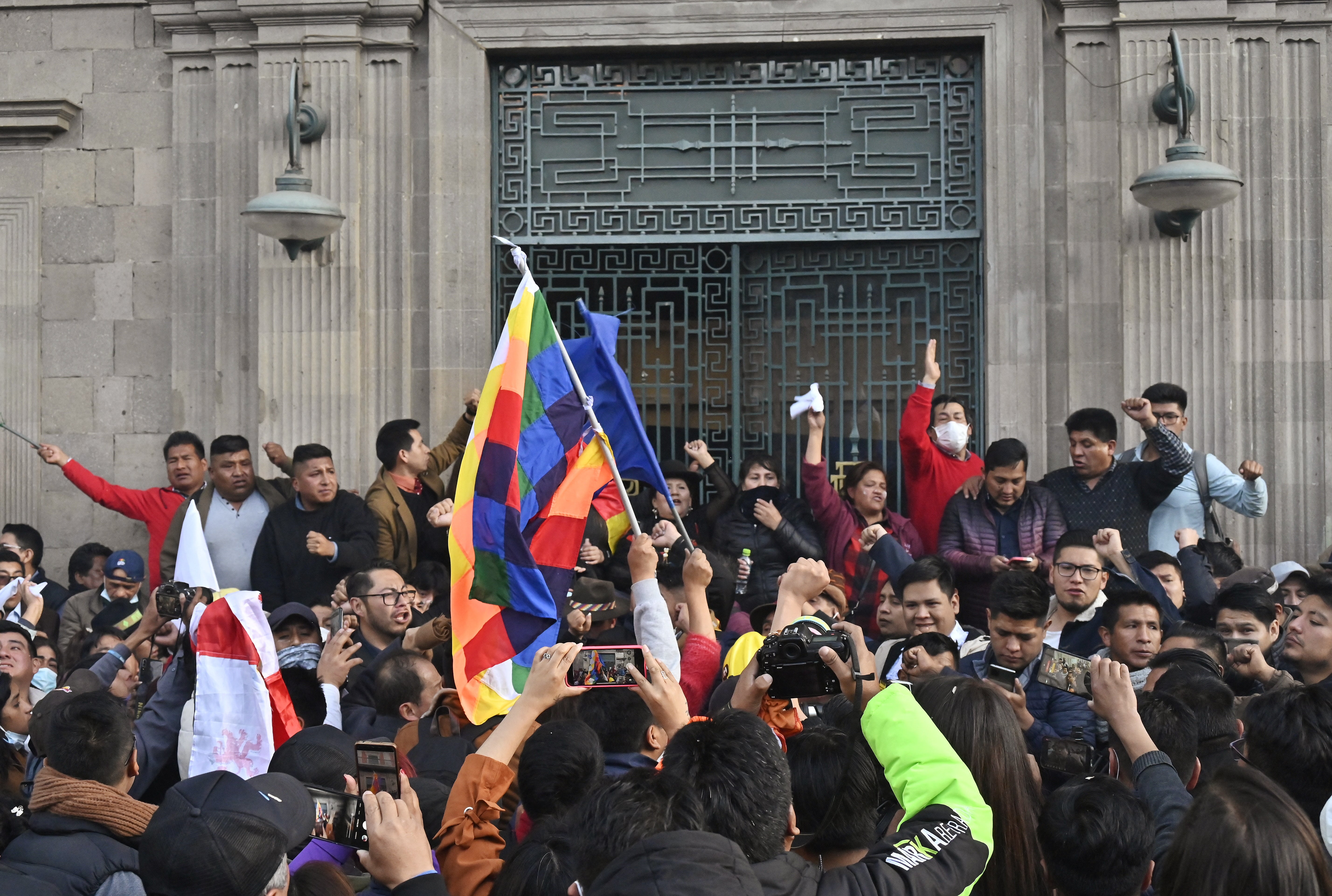 ラパスのムリーリョ広場にあるケマード宮殿の外に集まるボリビア大統領ルイス・アルセの支持者たち