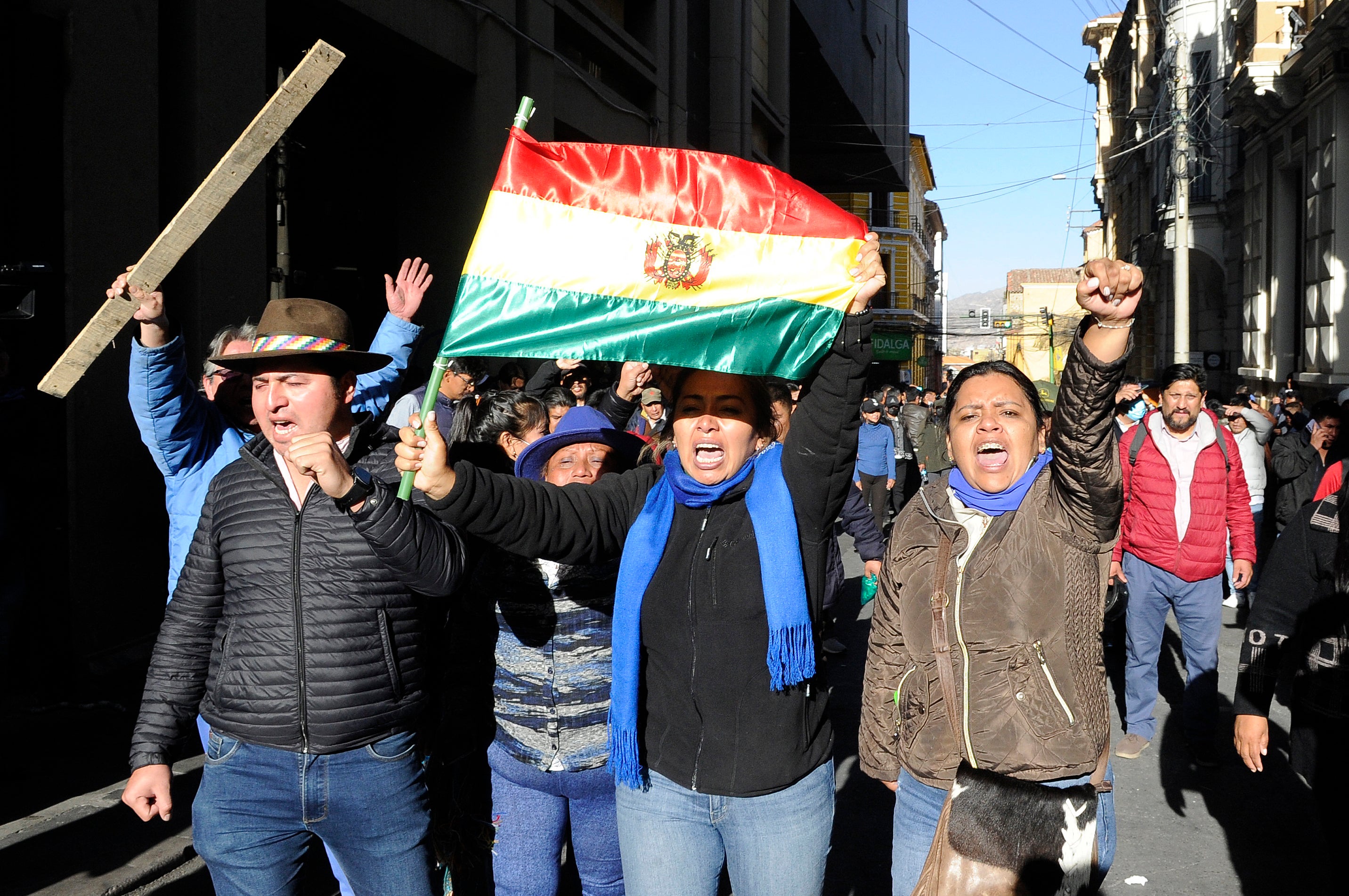 ラパスのムリージョ広場でスローガンを唱えるボリビア大統領ルイス・アルセの支持者たち