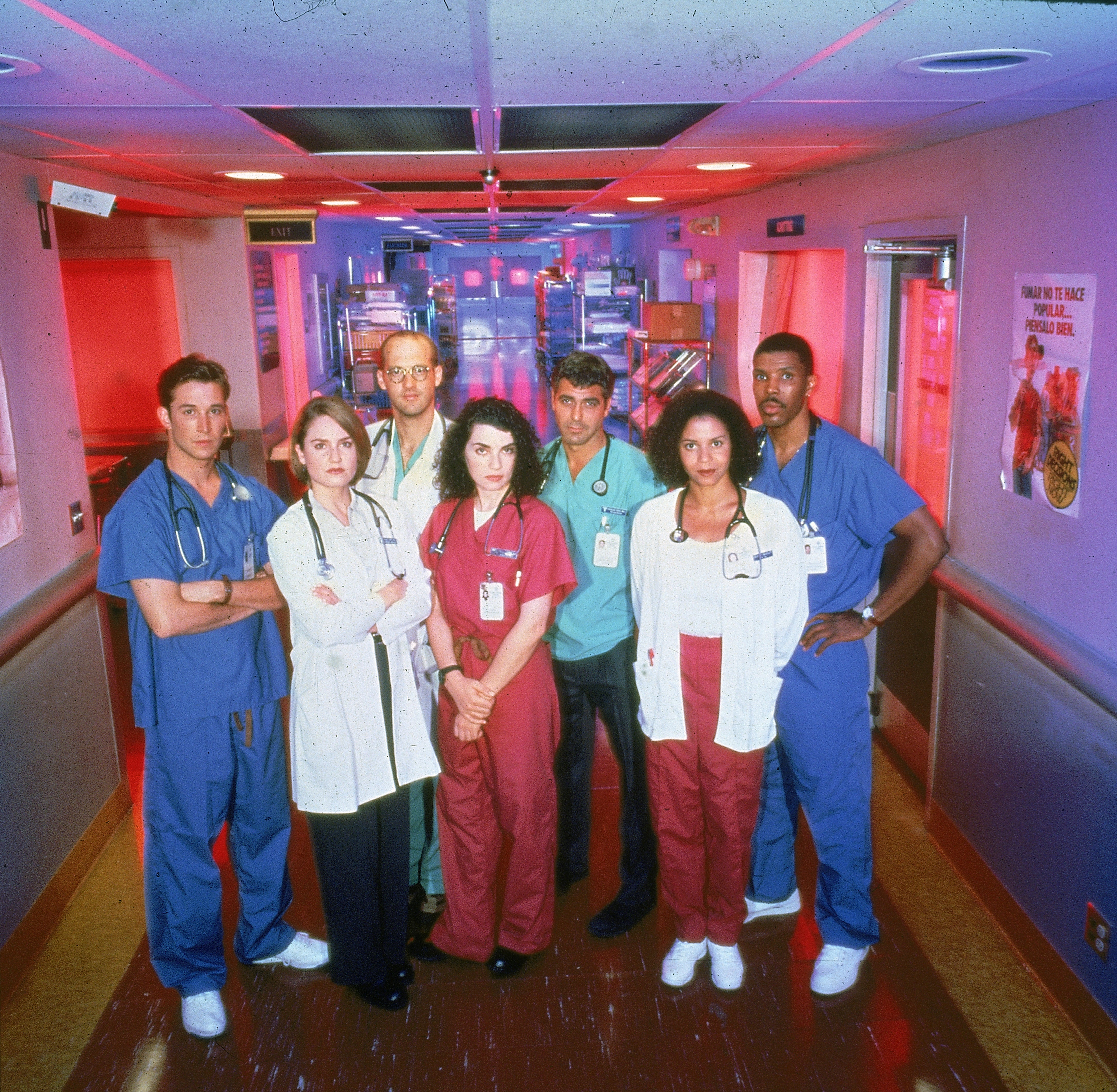 O elenco de 'ER' em 1996 - Noah Wyle, Sherry Stringfield, Anthony Edwards, Julianna Margulies, George Clooney, Gloria Reuben e Eriq La Salle