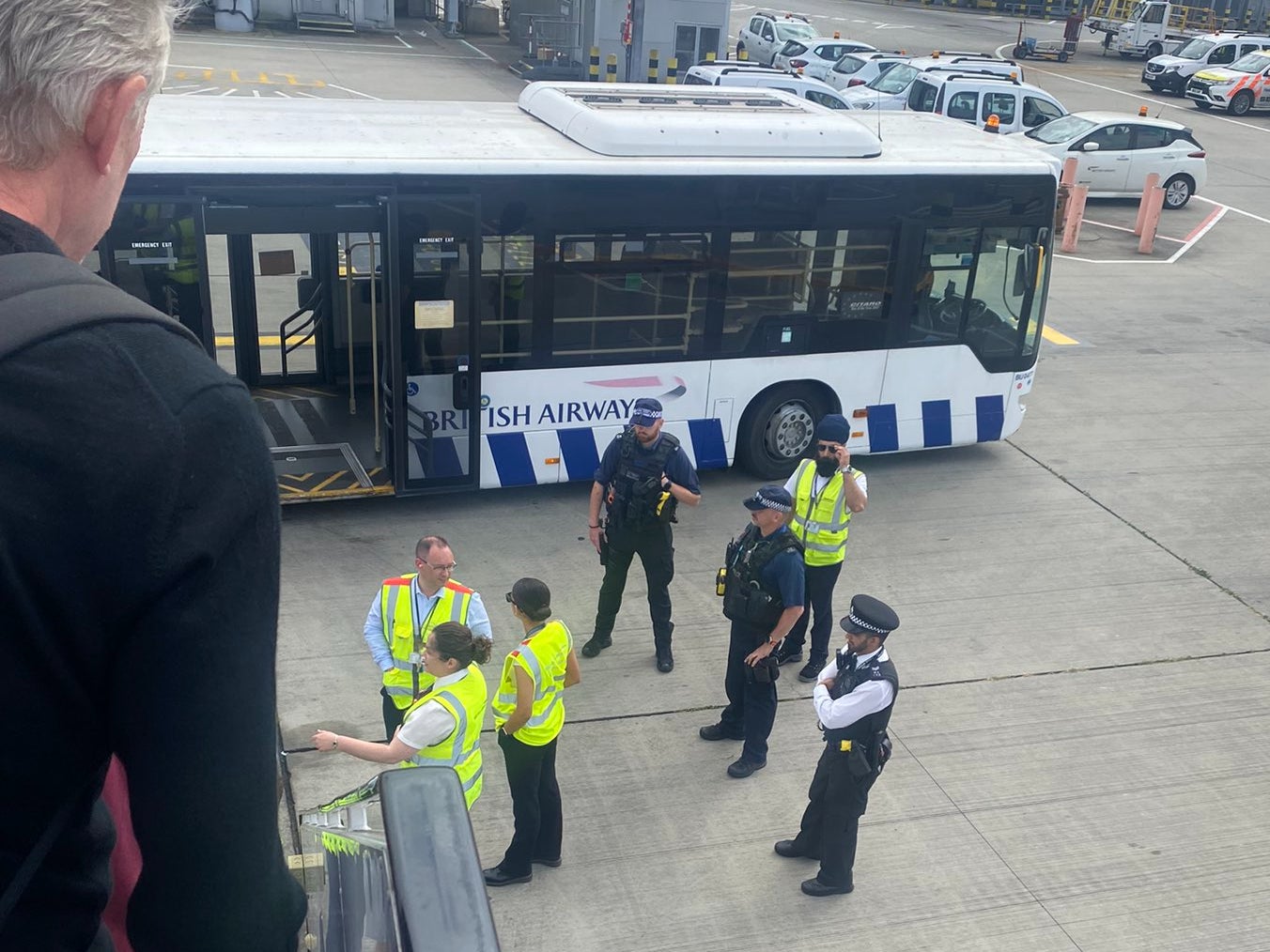 Niewłaściwe lotnisko: personel British Airways i policja lotniskowa u podnóża schodów samolotu Airbus A321 British Airways, który skierował się z Gatwick na Heathrow