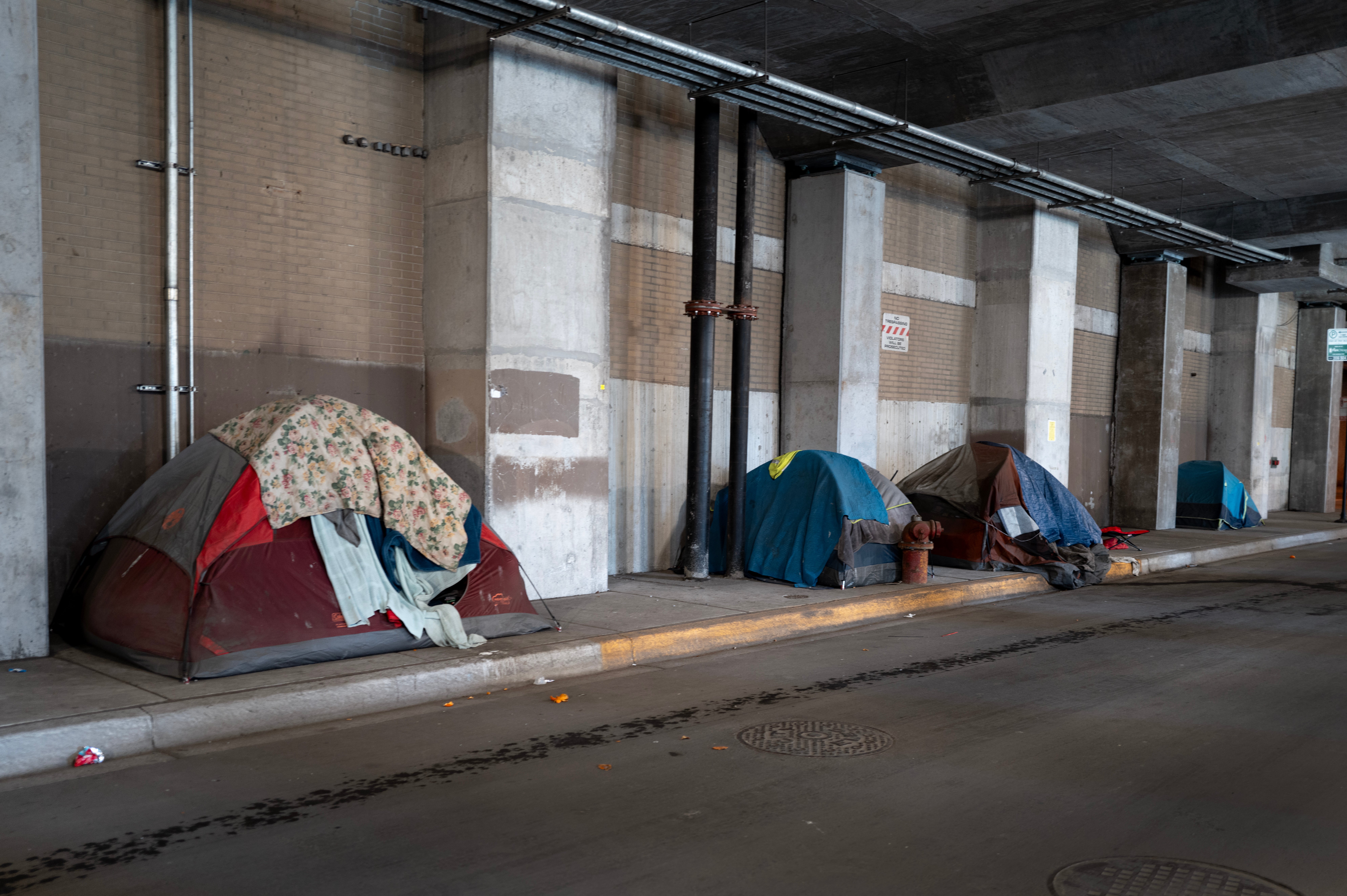 Tenten gebruikt door daklozen op een ondergrondse loopbrug in het centrum van Chicago, Illinois op 22 april 2024.
