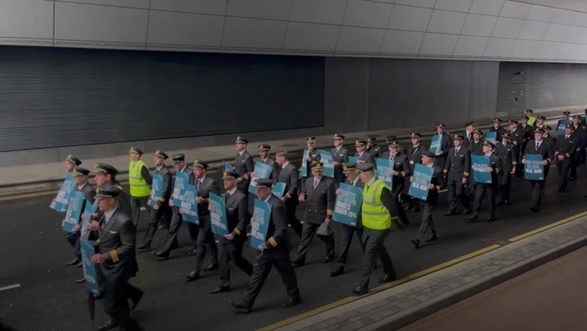 Hundreds of Aer Lingus pilots march around Dublin Airport as eight-hour strike gets underway
