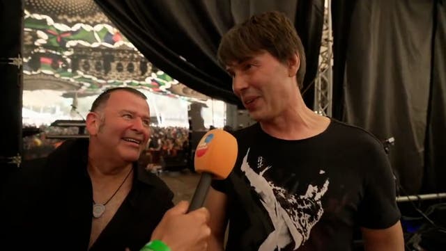 <p>Professor Brian Cox reunites with D:Ream at Glastonbury to perform ‘Things Can Only Get Better’ .</p>