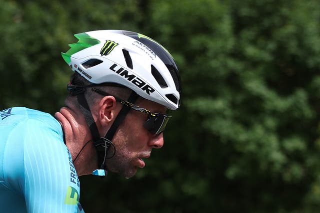 <p>Mark Cavendish suffered in the heat on stage one</p>