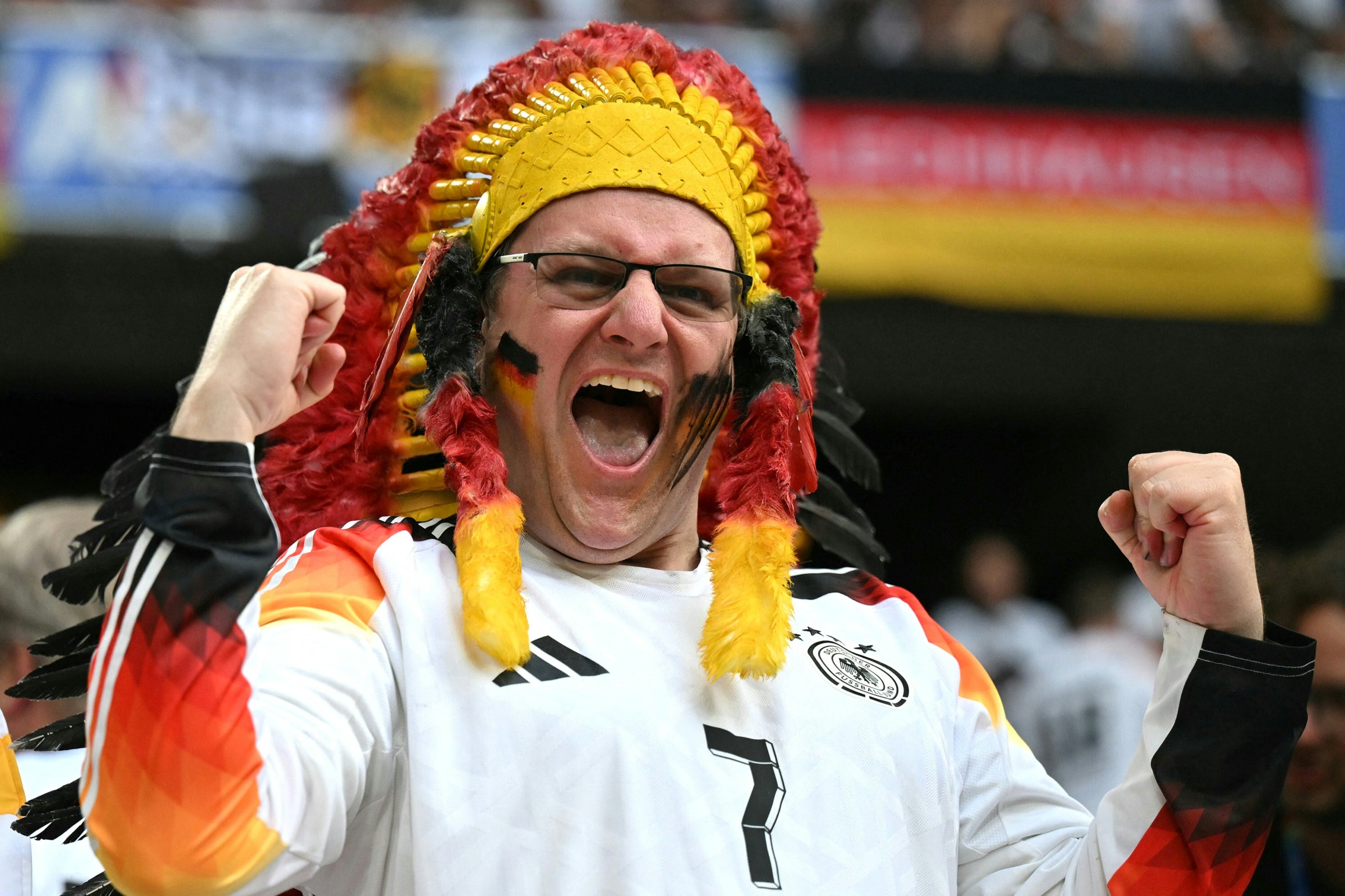 Ein Deutschland-Fan bereitet sich auf das Achtelfinalspiel gegen Dänemark vor