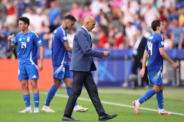 <p>Italian head coach Luciano Spalletti walks away at full-time</p>