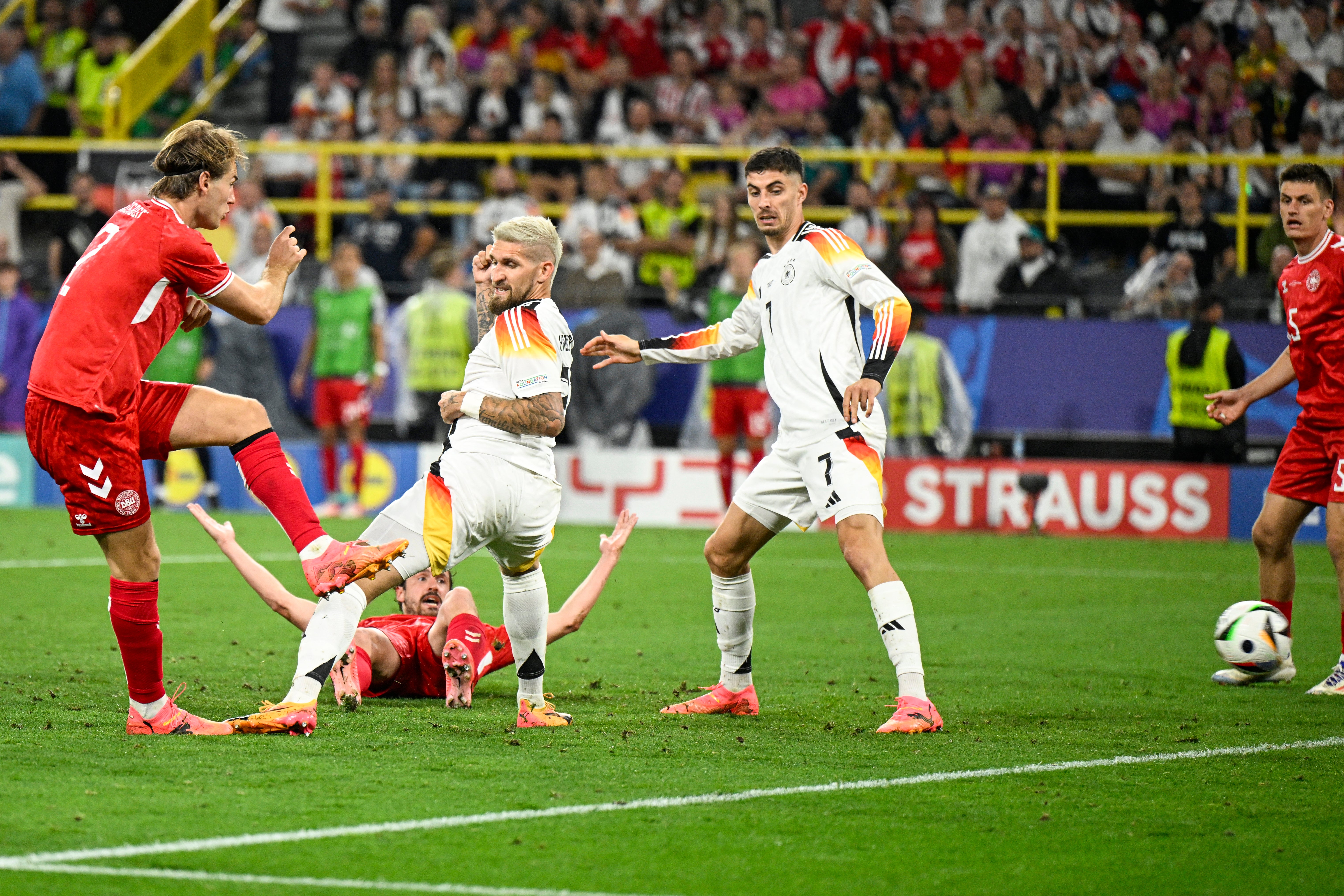 Joachim Andersen’蝉 goal for Denmark was ruled out by VAR for offside.