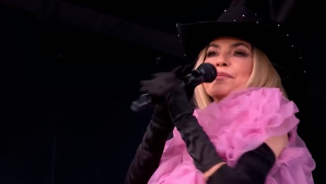 <p>Shania Twain opens Glastonbury Legends Slot with classic hit as security guards dance along.</p>