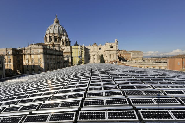<p>Solar panels covering the roof of the Paul VI audience hall at the Vatican with the Basilica of Saint Peter in the background on 26 November, 2008</p>