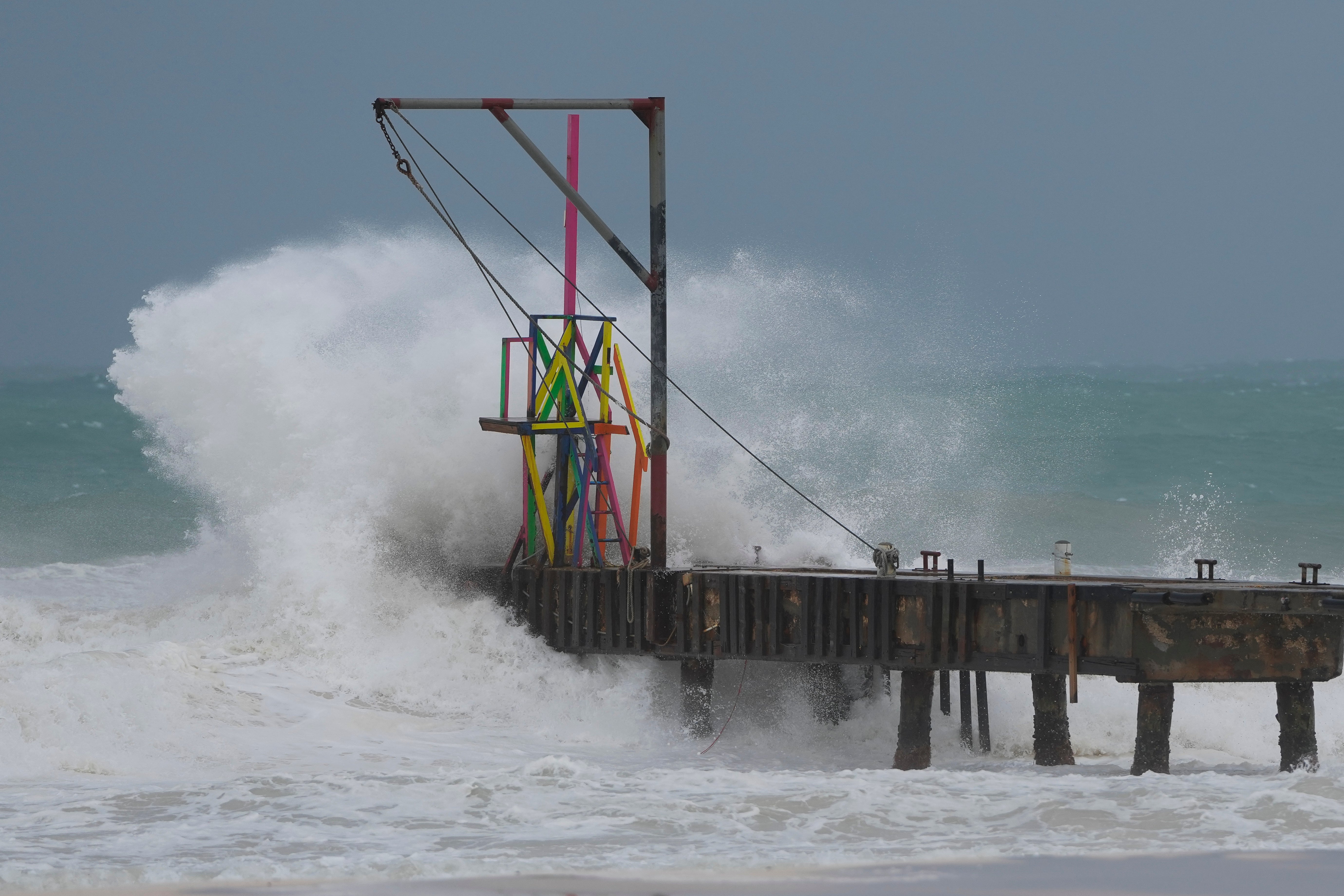 周一，飓风贝里尔经过时，海浪袭击了巴巴多斯布里奇敦的一个码头