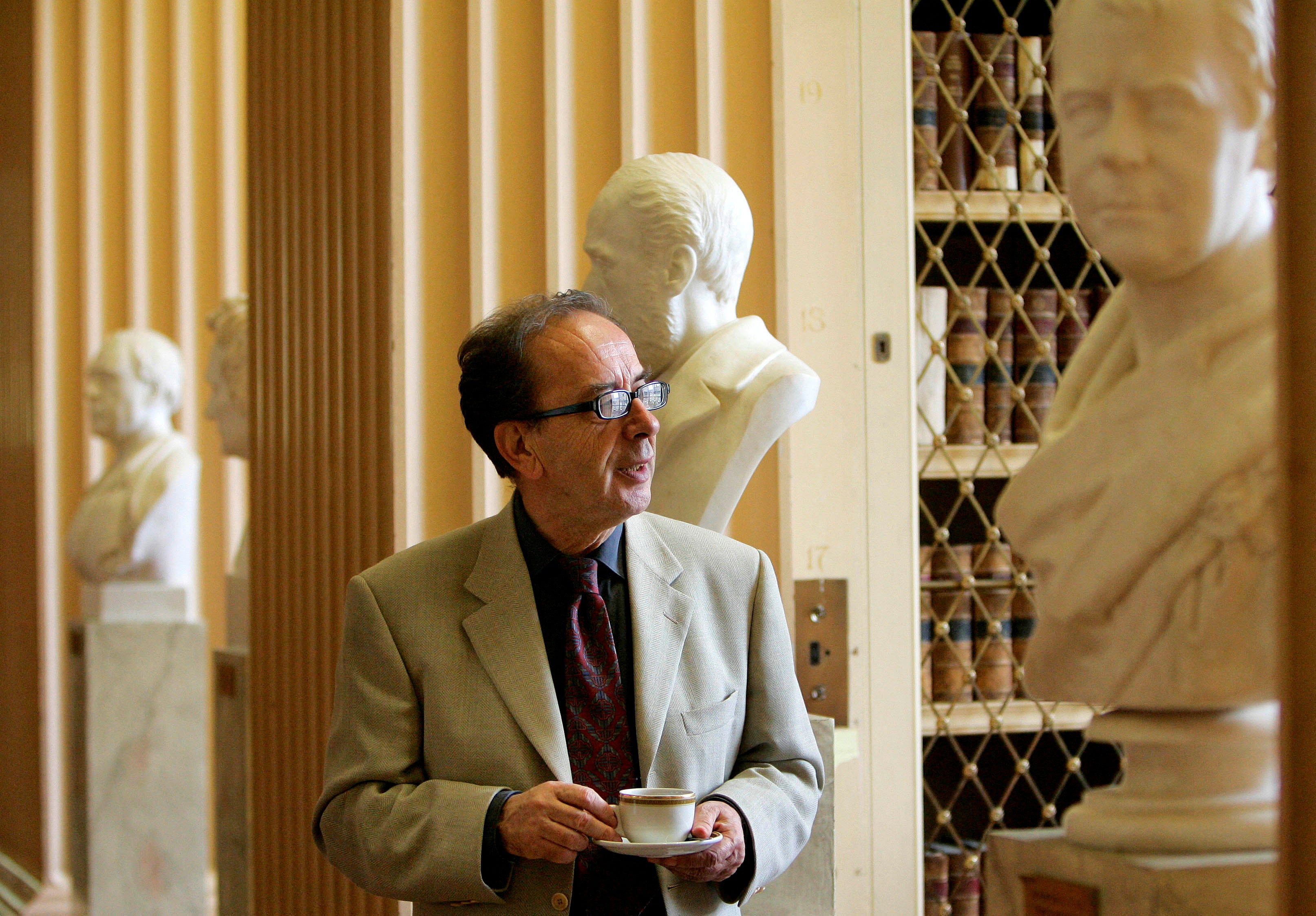 Ismail Kadare in the Playfair Library in Edinburgh in 2005