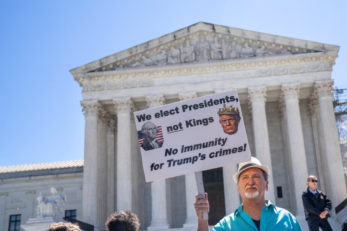 I democratici avvertono che “gli americani dovrebbero avere paura” dopo che la Corte Suprema ha concesso a Trump un’immunità significativa: aggiornamenti in tempo reale