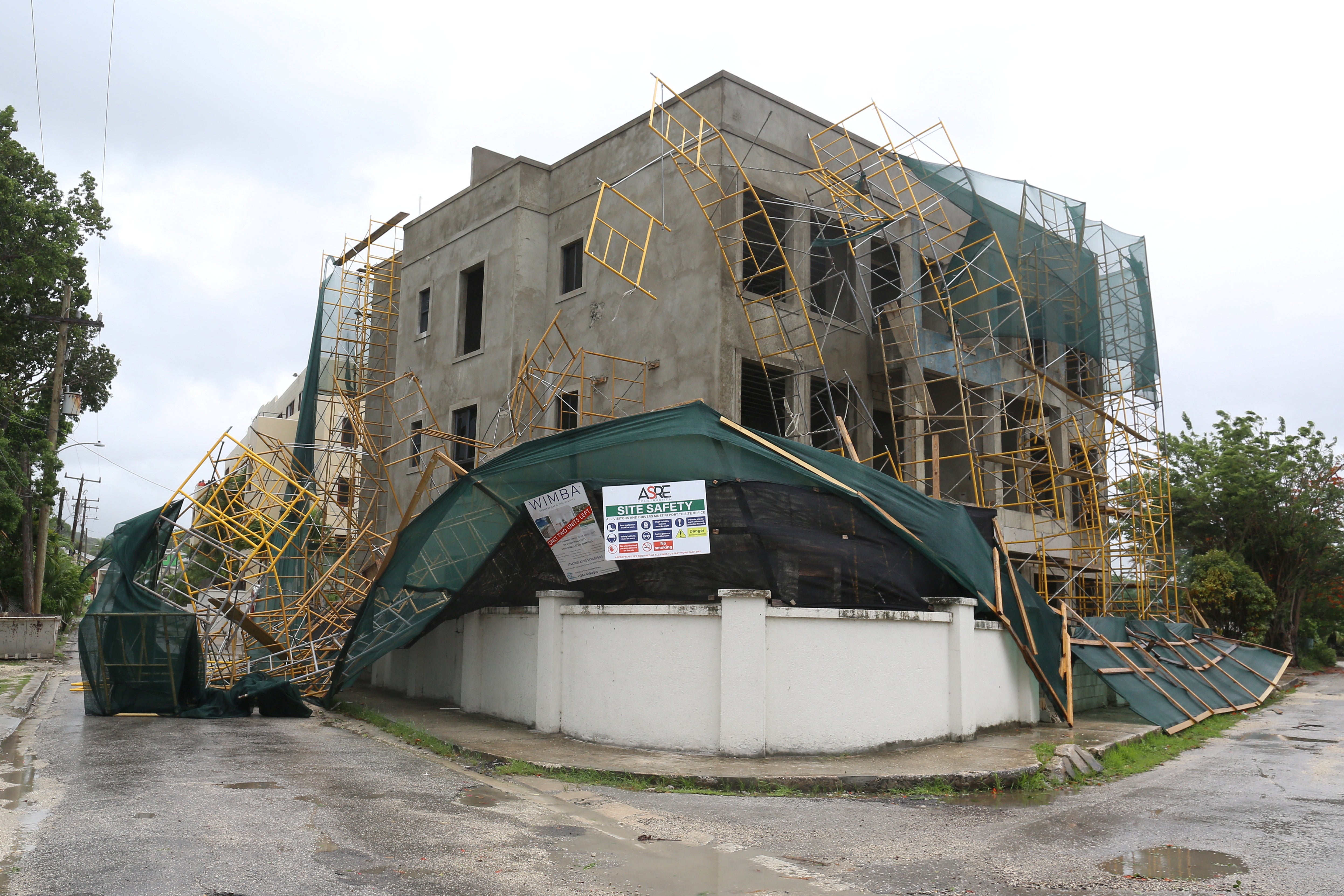 허리케인 베릴이 섬을 강타한 후 바베이도스 브리지타운의 한 건물에 무너진 비계가 매달려 있습니다.