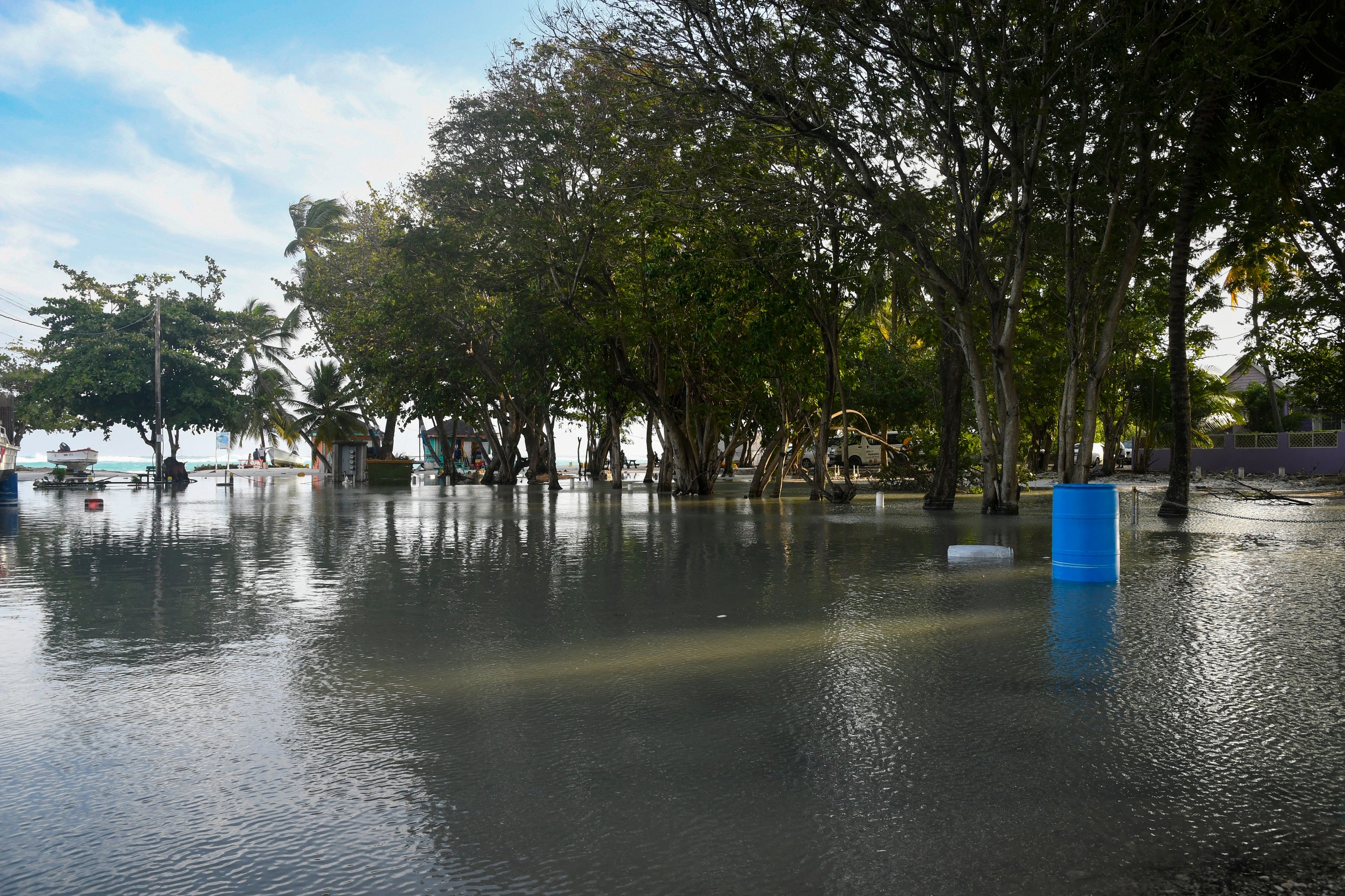 바베이도스 크라이스트처치 워딩에서 허리케인 베릴이 지나간 후 ​​물에 잠긴 주차장이 보입니다.