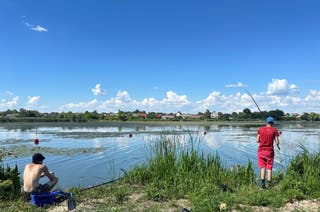 Люди ловят рыбу в городе Староконстантинов Хмельницкой области на западе Украины на фоне нападения России на Украину.