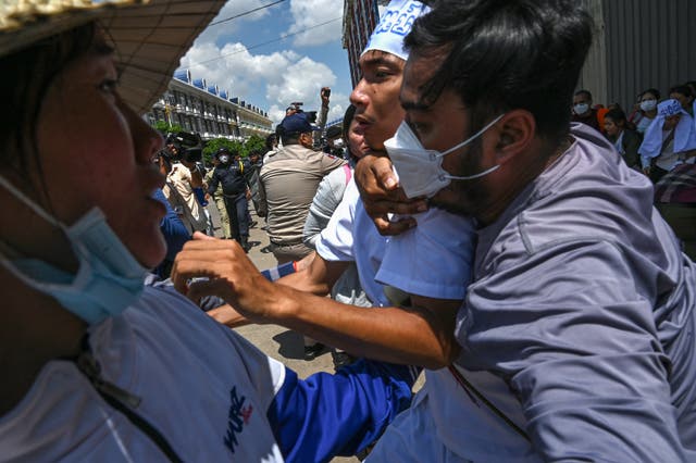 <p>Cambodian environmental activist Ly Chandraravuth (C) is arrested outside Phnom Penh municipal court after a verdict in Phnom Penh </p>