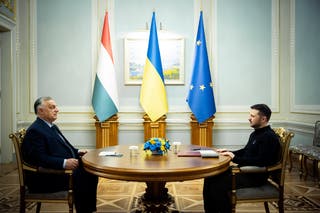 На этом фото, опубликованном пресс-службой премьер-министра Венгрии, президент Украины Владимир Зеленский (справа) и премьер-министр Венгрии Виктор Орбан проводят встречу в Киеве, Украина.