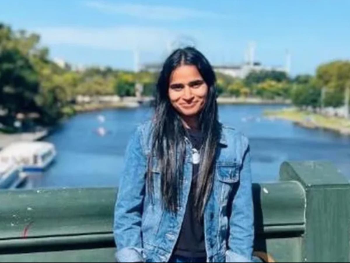 Woman, 24, dies on Qantas flight from Melbourne just before takeoff Woman, 24, dies on Qantas flight from Melbourne just before takeoff