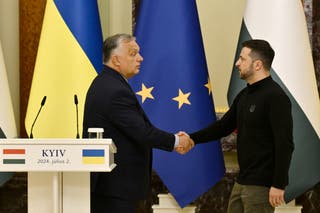 Ukrainian President Volodymyr Zelensky (right) shakes hands with Hungarian Prime Minister Viktor Orban after a press conference in kyiv