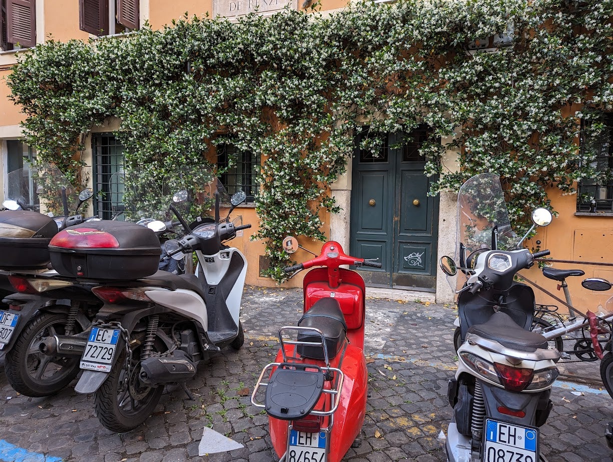 Grande parte de Trastevere não tem carros e o método preferido de transporte é a pé de scooter