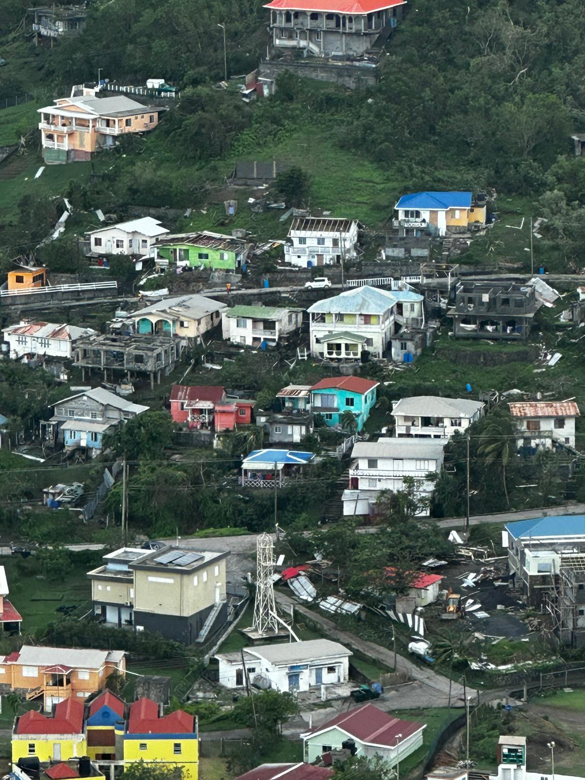 飓风“贝里尔”袭击东加勒比海（包括贝基亚岛）时摧毁了数百座建筑物，造成六人死亡（如图）
