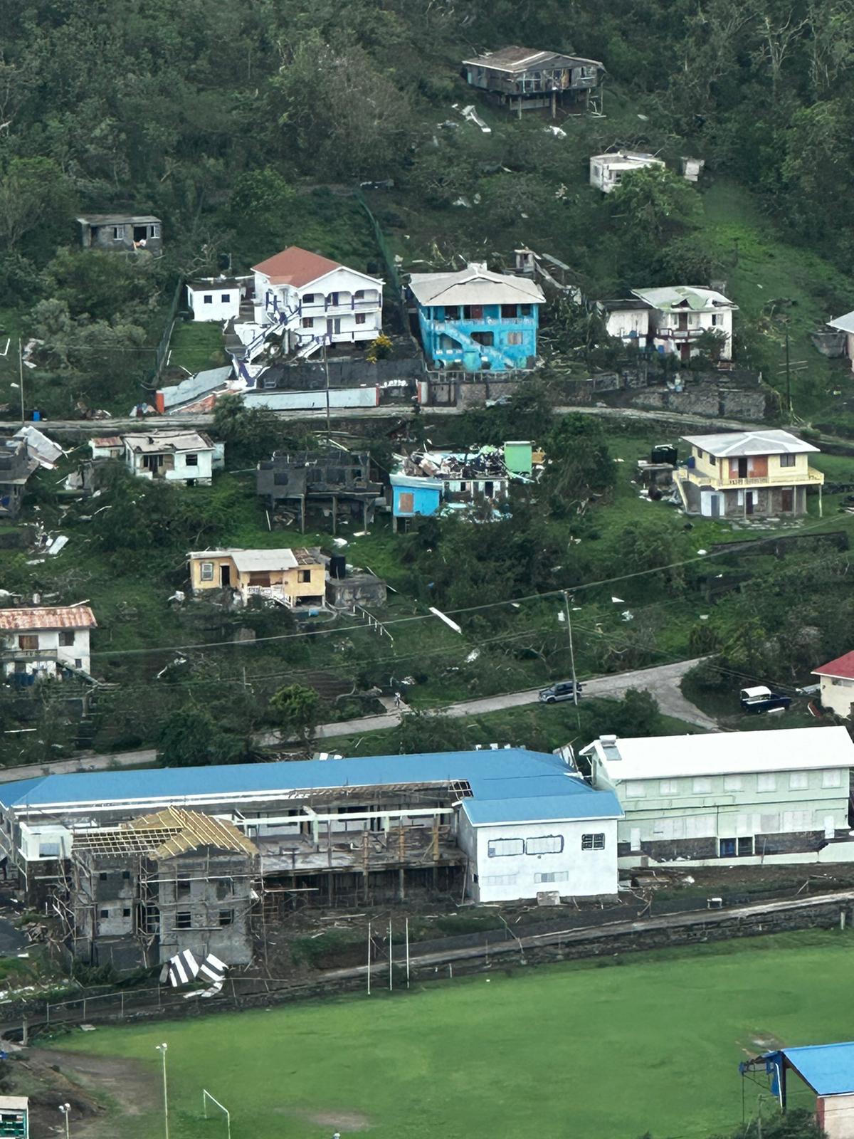 في الصورة، دمر إعصار بريل عدة منازل في جزيرة بيكيا