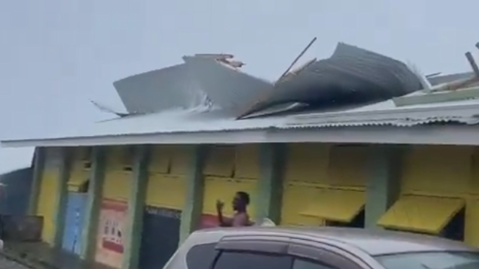 セントビンセントおよびグレナディーン諸島を襲う嵐の中で、ハリケーン・ベリルが学校の屋根を吹き飛ばす