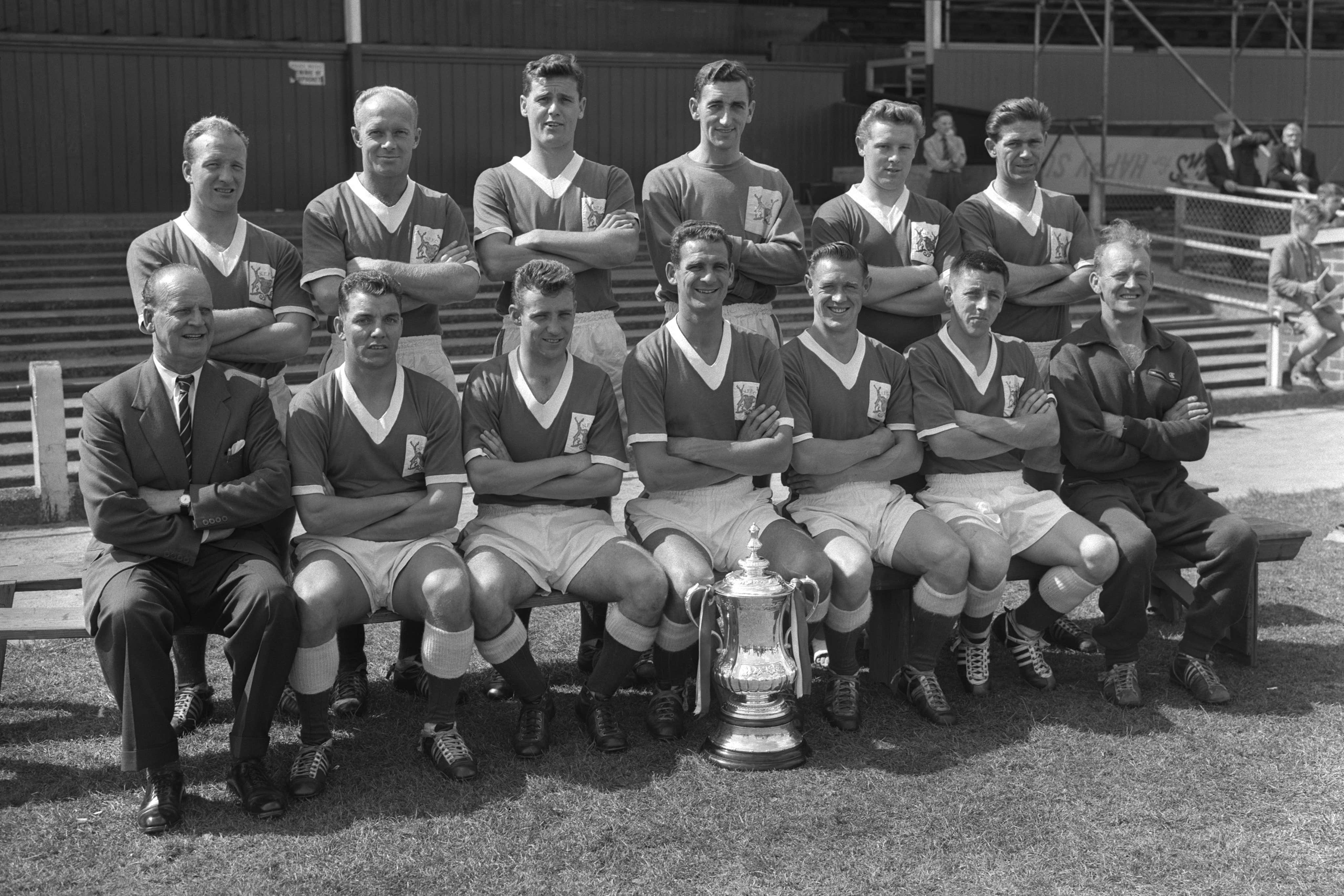 Former Manchester United and Nottingham Forest player Jeff Whitefoot (back row, far left) has died (PA Archive)