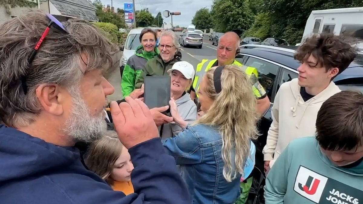 Russell Crowe smokes over heads of children while taking selfies at Irish liquor HQ launch